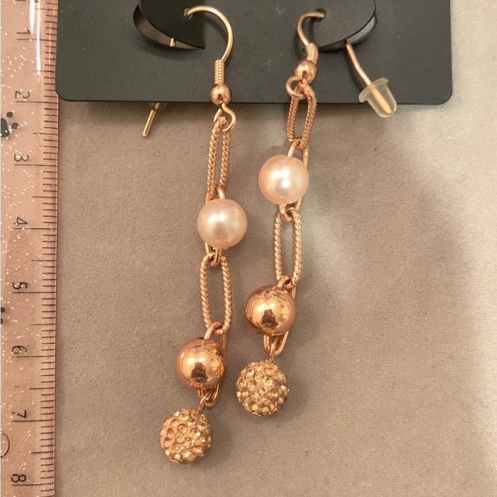 Gold dangling fashion earrings